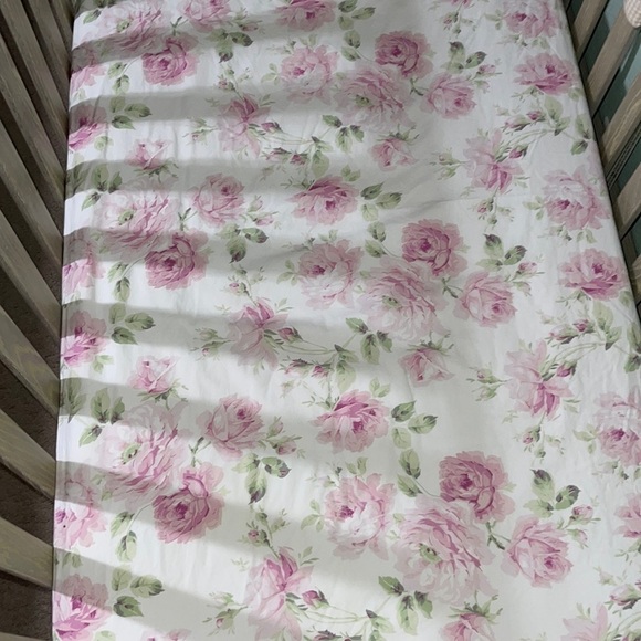 Floral crib sheet - Picture 2 of 5